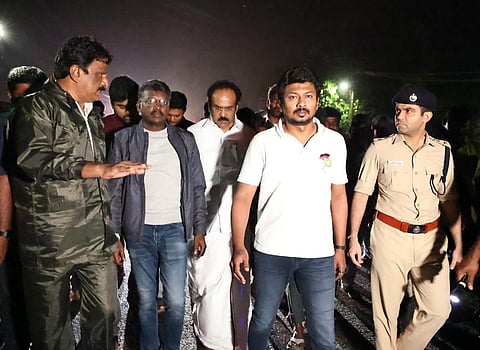 “ஹெலிகாப்டரில் மீட்பதே தீர்வு” - களத்தில் இயக்குநர் மாரி செல்வராஜ் @ தூத்துக்குடி வெள்ளம்