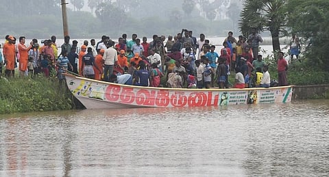 தூத்துக்குடி நாணல்காடு பகுதியில் வெள்ளத்தில் சிக்கியவர்களை மீனவர்களின் உதவியுடன் தேசிய பேரிடர் மீடபுப் படை வீரர்கள் மீட்டனர் | படம்: ஏ.ஷேக் மொகிதீன்