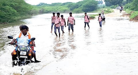 ஓடாத்தூர் அருகே கிருதுமால் நதி நீரை ஆபத்தான முறையில் கடந்து பள்ளிக்குச் செல்லும் மாணவர்கள்.