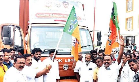 விருதுநகரிலிருந்து திருநெல்வேலிக்கு நிவாரணப் பொருட்கள் ஏற்றிச்செல்லும் லாரியை கொடியசைத்துத் தொடங்கிவைத்த பாஜக மாநிலத் தலைவர் அண்ணாமலை. உடன் கட்சி நிர்வாகிகள்.