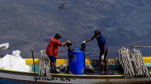 20,000 லிட்டர் எண்ணெய் கழிவுகள் அகற்றம்; எண்ணூர் முகத்துவாரத்தில் மணலை மாற்ற திட்டம் - மாநகராட்சி ஆணையர்