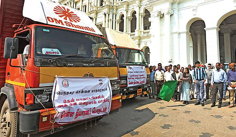 கன மழையால் பாதிக்கப்பட்ட தென் மாவட்டங்களுக்கு சென்னை மாநகராட்சி சார்பில் வெள்ள நிவாரணப் பொருட்கள் நேற்று அனுப்பி வைக்கப்பட்டன. இவற்றை மேயர் பிரியா ரிப்பன் மாளிகையில் பார்வையிட்டு கொடியசைத்து அனுப்பி வைத்தார். உடன் மாநகராட்சி ஆணையர் ஜே.ராதாகிருஷ்ணன். படம்: ம.பிரபு