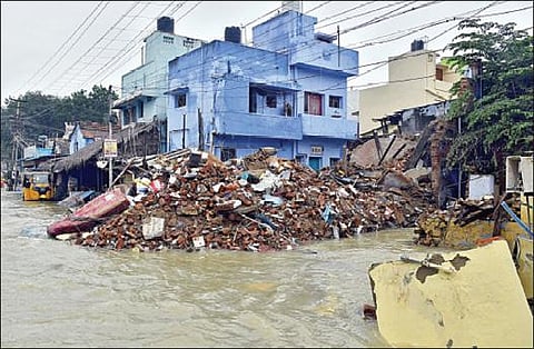 திருநெல்வேலியில் இடிந்து தரைமட்டமான வீடு. படங்கள்: மு.லெட்சுமி அருண்