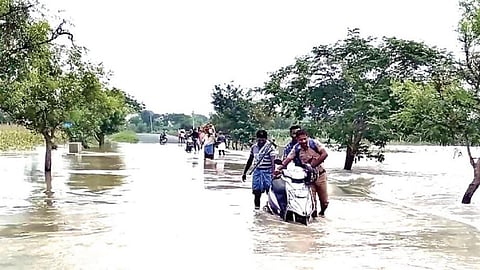 மேலக்கரந்தையில் இருந்து சாத்தூர் செல்லும் சாலையை மூழ்கடித்துச் செல்லும் காட்டாற்று வெள்ளம்.