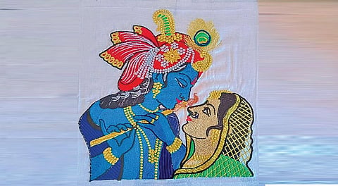 கணினி எம்பிராய்டிங் மூலம் உருவாக்கப்பட்ட ராதை கிருஷ்ணன் உருவம்.