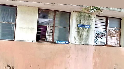 ராணிப்பேட்டை அடுத்த புளியங்கண்ணுஅரசு ஆரம்ப சுகாதார நிலைய வளாகத்தின் இன்குபேட்டர்அறையின் ஜன்னல் கண்ணாடி உடைந்ததால் அட்டைகள் வைத்துள்ளனர்.