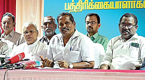 பபாசி சார்பில் 47-வது சென்னை புத்தகக் காட்சி நந்தனம் ஒய்எம்சிஏ மைதானத்தில் ஜனவரி 4-ல் தொடங்க உள்ளது. இதுகுறித்த பத்திரிகையாளர் சந்திப்பு ராயப்பேட்டையில் நேற்று நடந்தது. பபாசி தலைவர் சேது சொக்கலிங்கம், செயலாளர் முருகன், இணைச் செயலாளர்கள் துரைமாணிக்கம், லோகநாதன், சாதிக் பாஷா, பொருளாளர் சுரேஷ் ஆகியோர் பங்கேற்றனர். 
| படம்: எஸ்.சத்தியசீலன் |