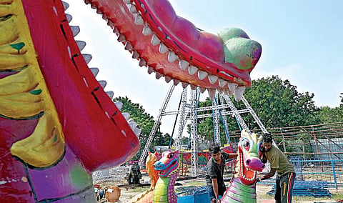 தமிழ்நாடு சுற்றுலாத் துறை சார்பில் 48-வது சுற்றுலா பொருட்காட்சி சென்னை தீவுத்திடலில் நடைபெற உள்ளது. இதற்கான பணிகள் முழு வீச்சில் நடைபெற்று வருகின்றன . 
| படம்: எஸ்.சத்தியசீலன் |