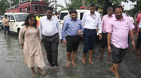தேசிய பேரிடர் மேலாண்மை ஆணையக் குழு ஆலோசகர் கே.பி.சிங்தலைமையிலான குழுவினர் நேற்று தூத்துக்குடியில் மழைநீர் தேங்கிய பகுதிகளில் ஆய்வு மேற்கொண்டனர். படம்: என்.ராஜேஷ்