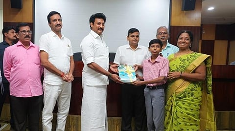 பொதுத்தேர்வுக்கு உதவும் வகையில் 10, 12-ம் வகுப்பு மாணவர்களுக்கு வினா-வங்கி புத்தகம்