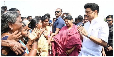 தூத்துக்குடியில் வெள்ளம் பாதித்த பகுதிகளில் ஆய்வு செய்த தமிழக முதல்வர் மு.க.ஸ்டாலின் பாதிக்கப்பட்ட மக்களுக்கு ஆறுதல் கூறினார்