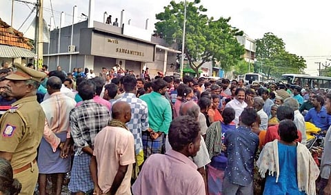 நிவாரண உதவிகள் கிடைக்காததால் தூத்துக்குடியில் 2-வது நாளாக பொதுமக்கள் சாலை மறியல்