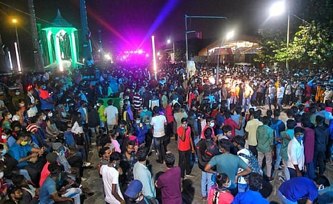 புத்தாண்டுக்கு அதிகளவில் வரும் சுற்றுலா பயணிகள் - புதுச்சேரியில் பெரும்பாலான ஹோட்டல்களில் முன்பதிவு நிறைவு
