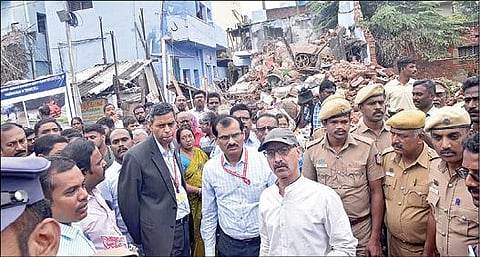 திருநெல்வேலி டவுண் காட்சி மண்டபம் பகுதியில் மழையால் பாதிக் கப்பட்டு இடிந்த வீடு மற்றும் அப்பகுதி சேதங்களை மத்திய ஆய்வுக்குழுவினர் பார்வையிட்டனர். படம்: மு.லெட்சுமி அருண்