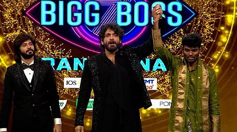 தெலுங்கு பிக்பாஸ் நிகழ்ச்சியின் வெற்றியாளர் பல்லவி பிரஷாந்தின் (வலது) கையை உயர்த்தி பிடித்திருக்கும் நடிகரும், தொகுப்பாளருமான நாகார்ஜுனா. அருகே 2-வது இடம் பிடித்த அமர்தீப் சவுத்ரி.