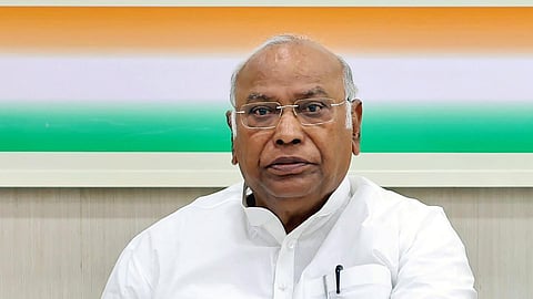மக்களவையில் மேலும் 3 எம்.பி.க்கள் இடைநீக்கம்: பிரதமர் மோடி மீது கார்கே புகார்