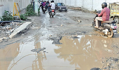 கோவை பீளமேடு அருகே அவிநாசி சாலையில் இருந்து பயனீர்மில் சாலையில் நுழையும் பகுதியில் குளம்போல் தேங்கிக் காணப்படும் சாக்கடை கழிவுநீர். | படங்கள்: ஜெ.மனோகரன்