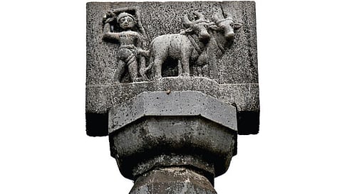 தூணின் மேல் பகுதியில் இடம்பெற்றுள்ள ஏர் உழவு மேற்கொள்ளும் விவசாயியின் சிற்பம். | படங்கள்: நா.தங்கரத்தினம் |