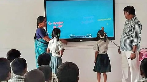 அறந்தாங்கி அருகே திருநாளூர் தெற்கு அரசு தொடக்கப் பள்ளியில் ஏற்படுத்தப்பட்டுள்ள ஸ்மார்ட் வகுப்பறை.
