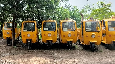 ஸ்ரீவில்லிபுத்தூர் நகராட்சியில் திடக்கழிவு மேலாண்மை திட்டம் கிடப்பில் உள்ளதால் பயன்பாடின்றி சேதமடைந்துள்ள பேட்டரி வாகனங்கள்