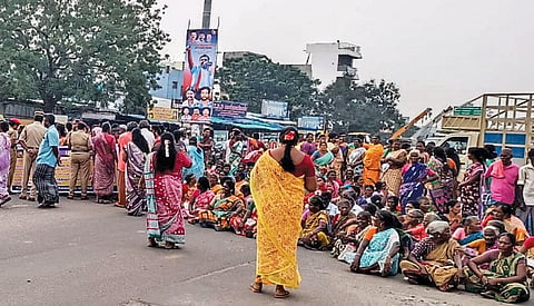 வில்லியனூர் எம்ஜிஆர் சிலை அருகே சாலை மறியலில் ஈடுபட்ட தொழிலாளர்கள்.
