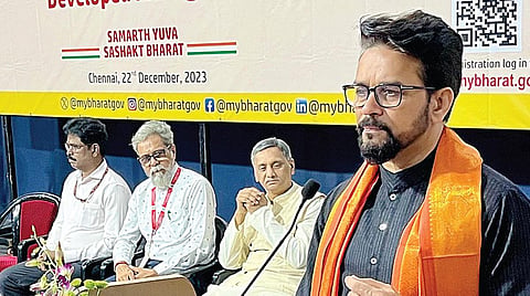 ‘லட்சியம் வளர்ச்சியைடந்த பாரதம்’ எனும் தலைப்பில் மத்திய அமைச்சர் அனுராக்சிங் தாகூர், மாணவர்களுடன் கலந்துரையாடும் நிகழ்ச்சி சென்னையில் நேற்று நடந்தது. இதில் ஏ.எம்.ஜெயின் கல்லூரியின் இணைச் செயலாளர் ஹேமந்த் சோடியா, மத்திய தகவல் தொடர்பு கூடுதல் இயக்குநர் அண்ணாதுரை, கல்லூரி முதல்வர் வெங்கட்ரமணன், டீன் ரம்யா உள்ளிட்டோர் உள்ளனர். 
| படம்: எம்.முத்துகேணஷ் |