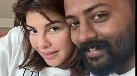 நடிகை ஜாக்குலினுடன் சுகேஷ் சந்திரசேகர்.