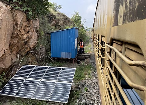 திண்டுக்கல்லில் மலைக்குன்றுக்கு நடுவே செல்லும் ரயில்: பாறைகள் விழுகிறதா என கண்காணிப்பு