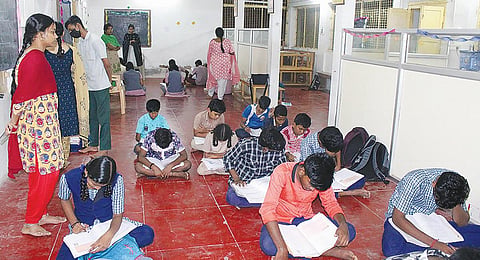 சமுதாய நற்பணி மன்றத்தில் செயல்படும் மாலை நேர பாடசாலையில் பயிலும் பள்ளி மாணவர்கள்.