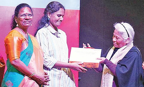 டெல்லியில் நடந்த நிகழ்ச்சியில் விருது பெறும் வெரோனிகாமேரி.