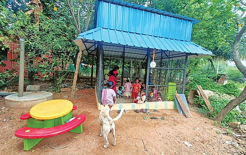 தெருநாய் திரியும் பகுதியில் உள்ள ஆட்டுக் கொட்டகையில் இயங்கும் அங்கன்வாடி மையம்.