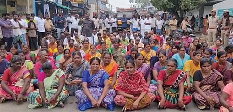 வடமாநிலத் தொழிலாளர்களை கொண்டு தாக்கிய ஊராட்சி தலைவரை கைது செய்ய கோரி மறியல் @ திருப்பூர்