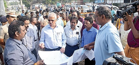 தூத்துக்குடி அந்தோணியார்புரம் பகுதியில் மழை வெள்ளத்தால் ஏற்பட்ட பாதிப்புகளை நேற்று ஆய்வு செய்த தலைமைச் செயலர் சிவ்தாஸ் மீனா. படம்: என்.ராஜேஷ்