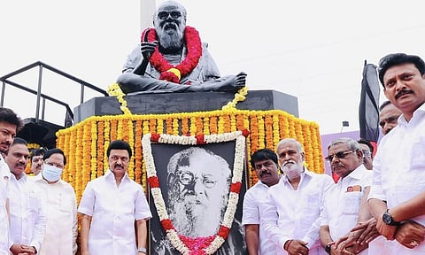 பெரியாரின் 50-வது நினைவுநாளையொட்டி சென்னை அண்ணா சாலையில் உள்ள அவரது சிலையின் கீழ் வைக்கப்பட்டிருந்த உருவப்படத்துக்கு தமிழக முதல்வர் மு.க.ஸ்டாலின் மலர்தூவி மரியாதை செலுத்தினார்.