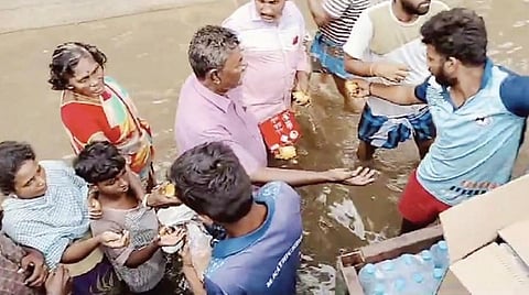 தூத்துக்குடியில் மழை வெள்ளத்தால் பாதிக்கப்பட்ட மக்களுக்கு உணவு பொருட்கள் வழங்கிய,  வேலாயுதபுரம் கிராம இளைஞர்கள்.