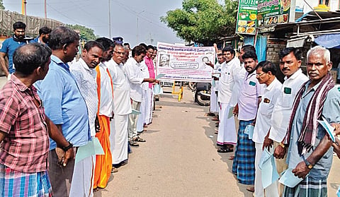 வாழ்வாதாரம் பாதிக்கப்பட்டுள்ளதால் அரசு நிவாரணம் வழங்கக் கோரி நேற்று கும்மிடிப்பூண்டி அருகே ஆரம்பாக்கத்தில் மீனவர்கள் மனித சங்கிலி போராட்டத்தில் ஈடுபட்டனர்.