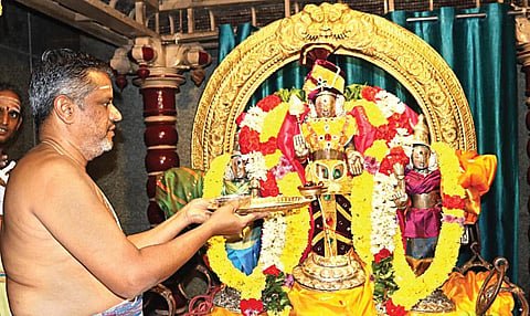 மார்கழி மாத கிருத்திகையான நேற்று திருத்தணி, வல்லக்கோட்டை கோயில்களில் சிறப்பு அலங்காரத்தில் காட்சியளித்த வள்ளி, தெய்வானை சமேத சுப்பிரமணிய சுவாமி.