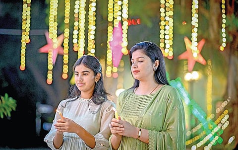 கிறிஸ்துமஸ் பண்டிகையை முன்னிட்டு, சென்னை மயிலாப்பூரில் உள்ள லஸ் தேவாலயத்தில் நேற்று இரவு நடந்த பிரார்த்தனையில் பங்கேற்ற பெண்கள். | படம்:எஸ். சத்தியசீலன் |