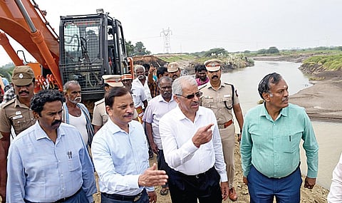 கனமழையால் உடைந்த தூத்துக்குடி கோரம்பள்ளம் குளத்தில் நடைபெறும் சீரமைப்புப் பணிகளை நேற்று ஆய்வு மேற்கொண்ட தலைமைச் செயலர் சிவ்தாஸ் மீனா.
| படம்: என்.ராஜேஷ் |