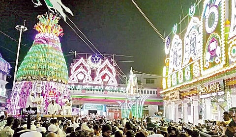 நாகூர் தர்கா அலங்கார வாசலை நேற்று அதிகாலை வந்தடைந்த சந்தனக்கூடு ஊர்வலம்.