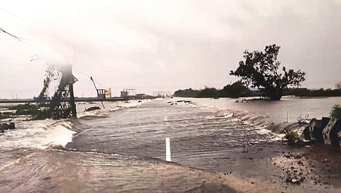 தரைப்பாலத்தை மூழ்கடித்து செல்லும் வெள்ளம். | கோப்புப் படம்