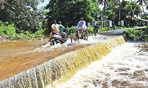 மழைக்காலத்தில் ஓடை நீரில் மூழ்கிய தரைப்பாலம்  (கோப்புப்படம்)﻿﻿