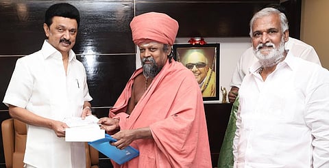 முதல்வர் பொது நிவாரண நிதிக்கு ரூ.5 லட்சம்: ஸ்டாலினிடம் குன்றக்குடி ஆதீனம் வழங்கினார்