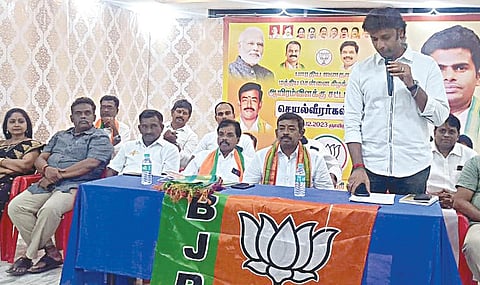 சென்னை தி.நகரில், பாஜக மத்திய சென்னை கிழக்கு மாவட்ட தலைவர் விஜய் ஆனந்த் தலைமையில் நடந்த செயல்வீரர்கள் கூட்டத்தில், மத்திய சென்னை நாடாளுமன்ற தொகுதி அமைப்பாளர் வினோஜ் பி.செல்வம் கலந்துகொண்டு ஆலோசனைகளை வழங்கினார்.