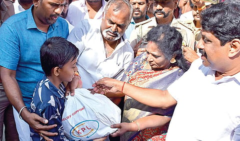திருநெல்வேலி சிந்துபூந்துறையில் வெள்ளத்தால் பாதிக்கப்பட்ட மக்களுக்கு நிவாரண உதவிகளை, புதுச்சேரி ஆளுநர் தமிழிசை சவுந்தரராஜன் வழங்கினார்.
| படம்: மு.லெட்சுமி அருண் |