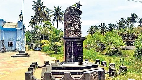 குமரி மாவட்டம் கொட்டில்பாடு மீனவ கிராமத்தில் சுனாமியால் இறந்தவர்கள் நினைவாக அமைக்கப்பட்டுள்ள தூண்.