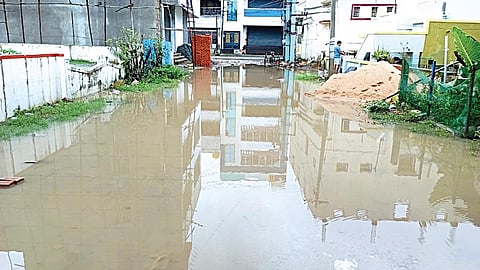 கிருஷ்ணாபுரம் 1-வது குறுக்குத் தெருவில் கடந்த வாரம் பெய்த கனமழையின் போது குளம் போல் தேங்கிய தண்ணீர்.