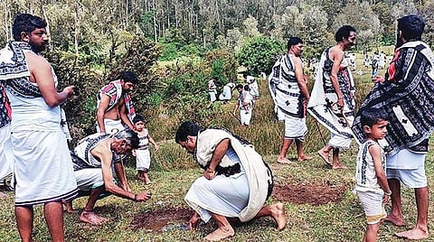 உதகை முத்தநாடு மந்தில் உப்பு சாஸ்திரத்துக்காக தோண்டப்பட்ட குழியில் உள்ள உப்பு நீரை ஐதீகத்துக்காக குடிக்கும் தோடர்கள்.