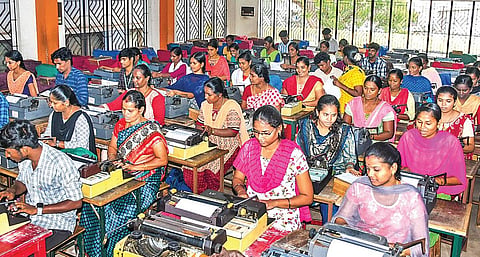 திருச்சியில் உள்ள ஒரு தட்டச்சு பயிலகத்தில் பயிற்சியில் ஈடுபட்டுள்ள மாணவ, மாணவிகள். | படம்: ர.செல்வமுத்துகுமார் |