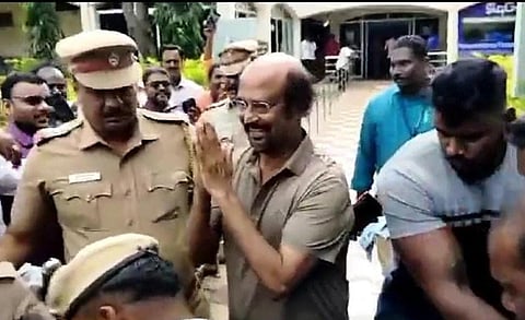 தூத்துக்குடி விமான நிலையத்தில் இருந்து வெளியே வந்த நடிகர் ரஜினிகாந்த் 